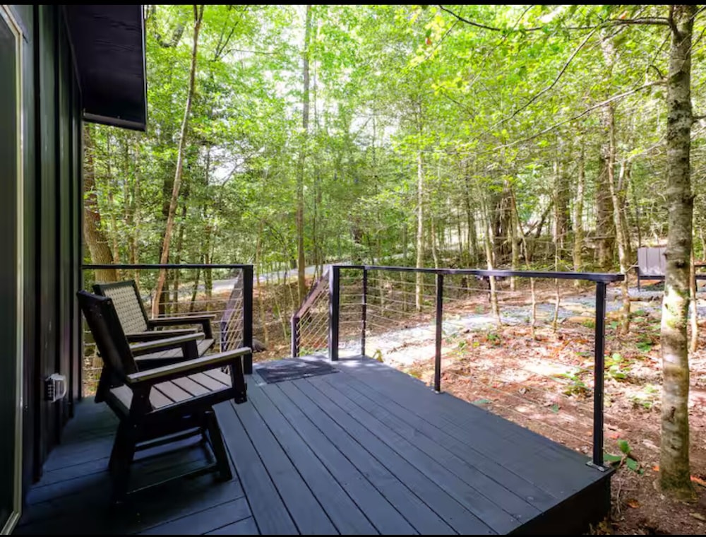 Couples Glamping Cabin - Bearly Behaving