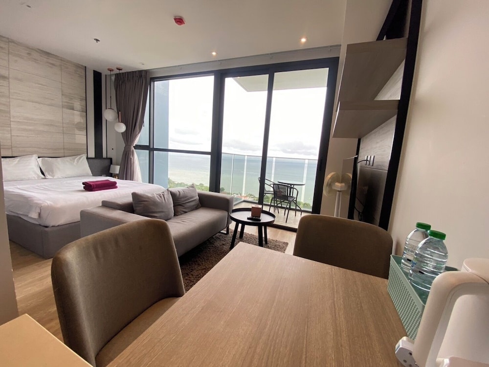 Stunning Sea View Condo -next To Beach