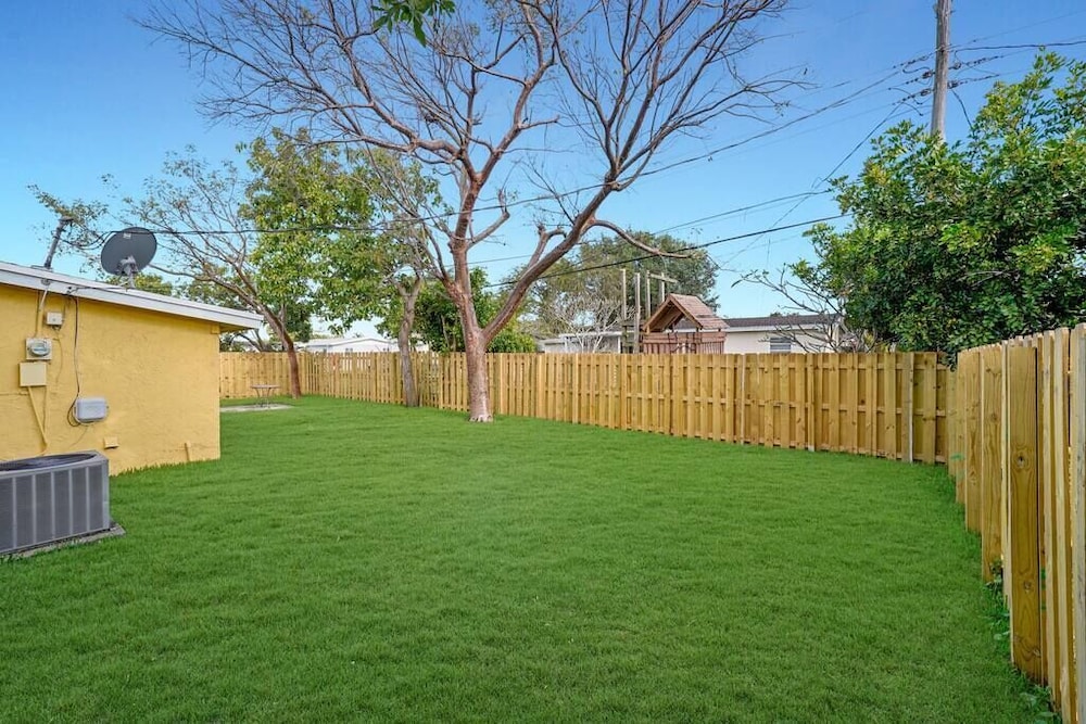 Fort Lauderdale Vacations - Yellow House in Davie - Property Image 3