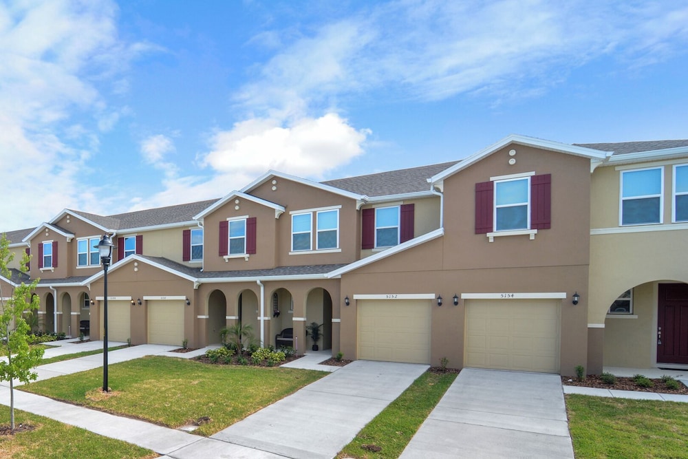 Four Bedroom Sleeps 10 w Gameroom 5152a