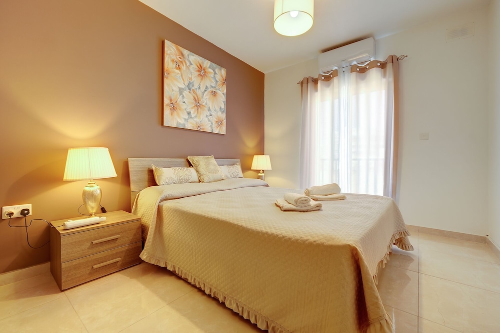 Stylish, Bright and Airy Apart in Central Bugibba photo 5