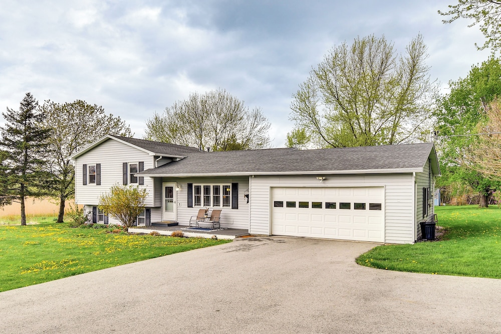 3 Mi to Erie Canal: Home w/ Hot Tub in Holley!