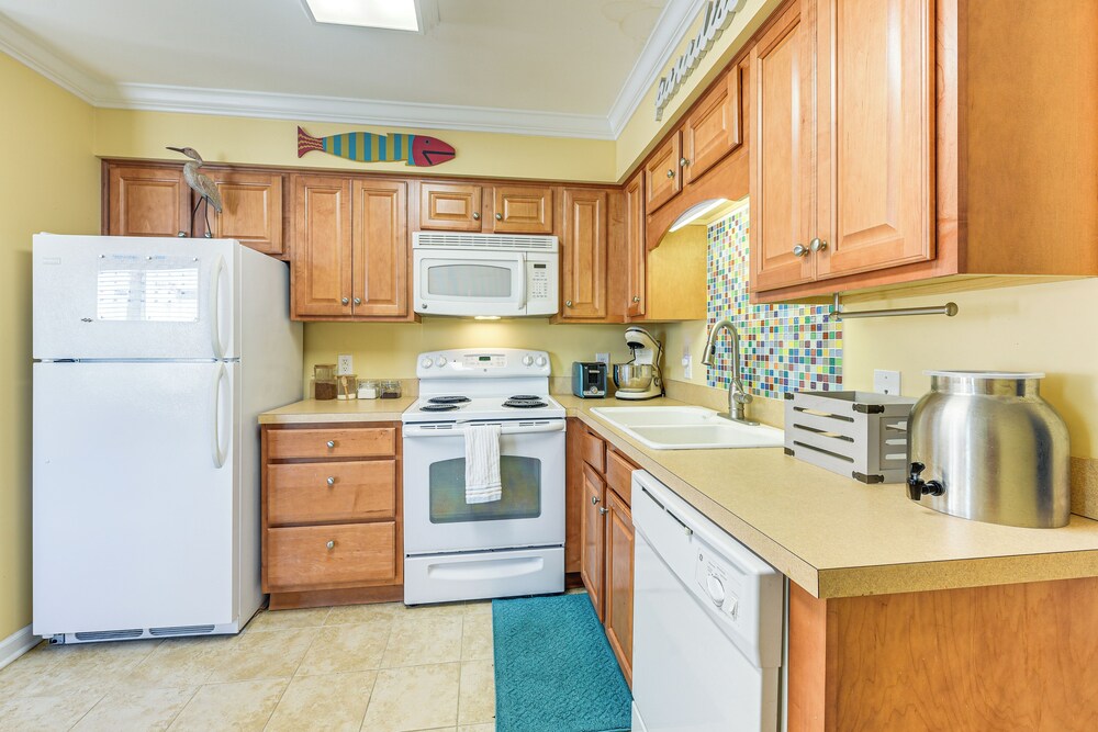 Steps to Beach: NMB Condo w/ Balcony & Pool Access
