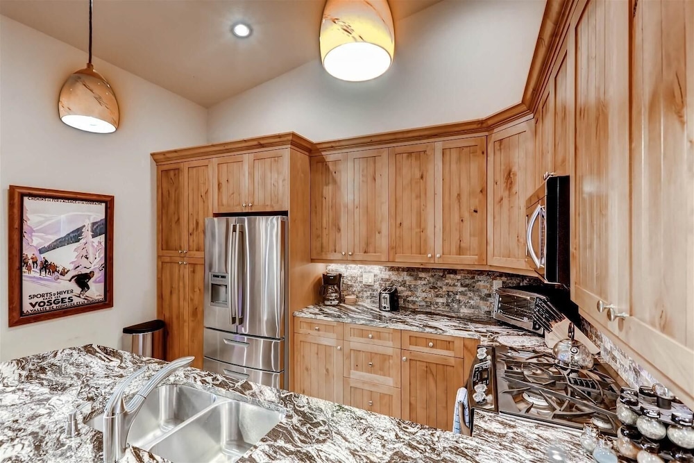 Boulevard Bend P2 3 Bedroom Condo by RedAwning