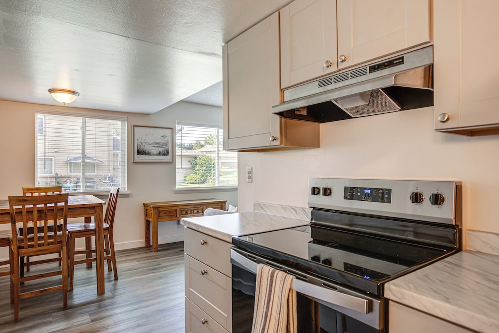Explore Red Rocks & Green Mtn: Townhome w/ Pool!
