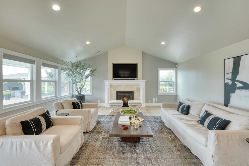 Chic Sonoma Oasis w/ Pool, Bocce, Hot Tub + Minutes to Downtown