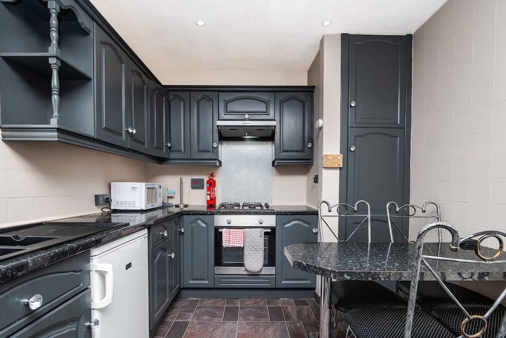 4 Bedroom House - Free Parking