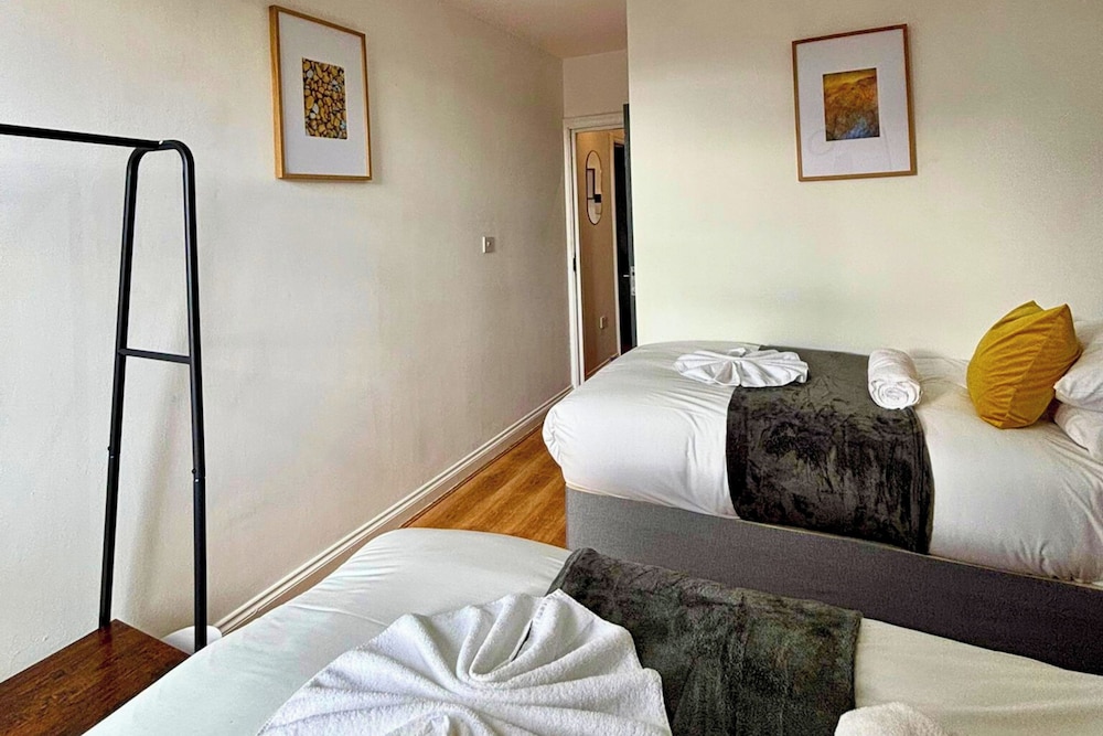 3 Bed Flat - Sleeps 8 - Parking - Wifi