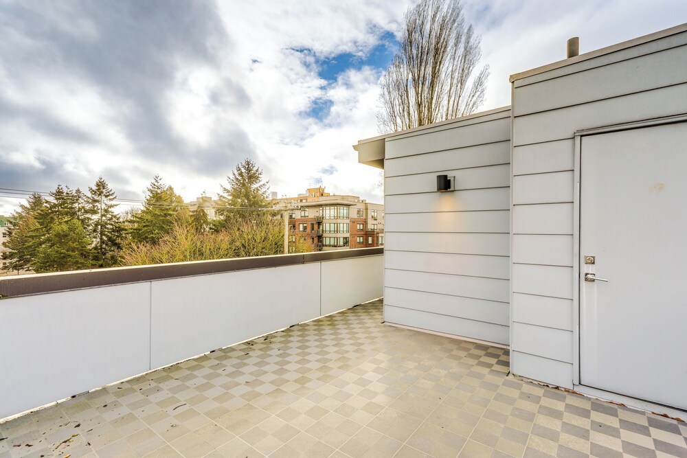 Walk to UW: Townhome w/ Rooftop Patio!
