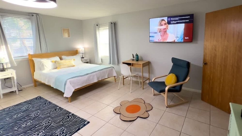 Fun Retro Island Vibe Sleeps 17 Beach 1 Block 4 Bedroom Home