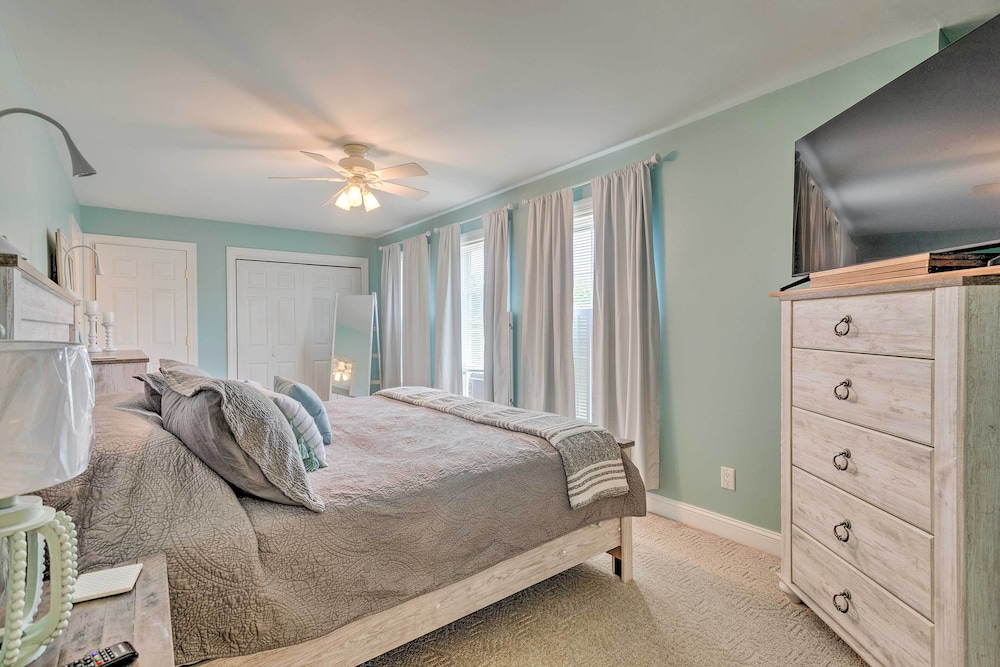 South Kingstown Vacation Rental: 2 Mi to Beach!