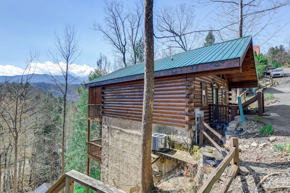 Smoky Mtn Escape w/ Hot Tub: 4 Mi to Gatlinburg!
