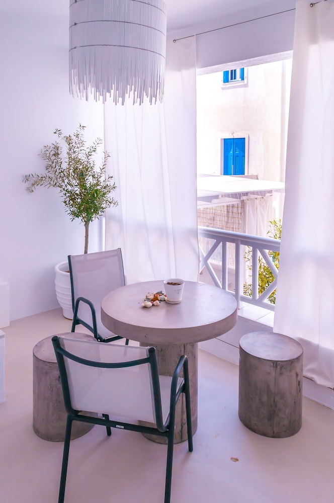 Milos Bay Suites