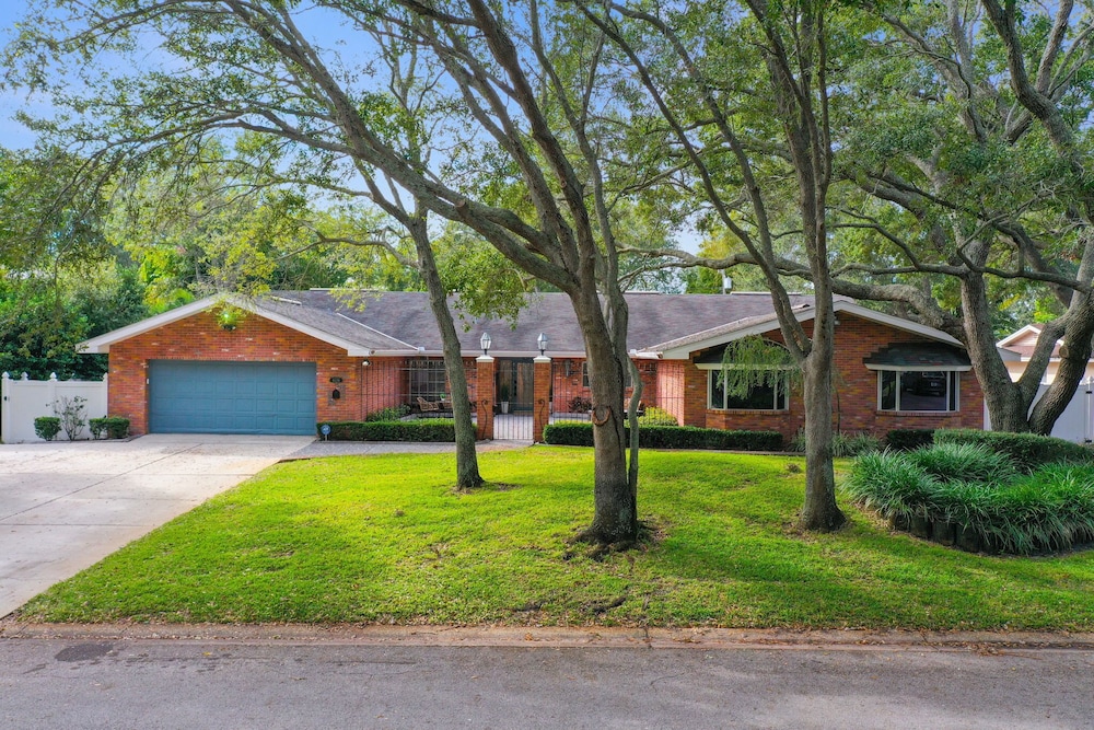 Golden Retreat: Expansive 6BR Home w Heated Pool ~