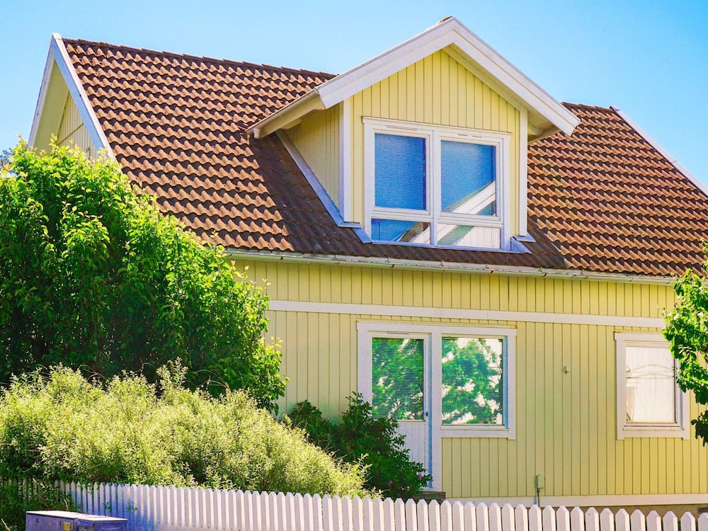Cozy Family Cottage Near the Sea
