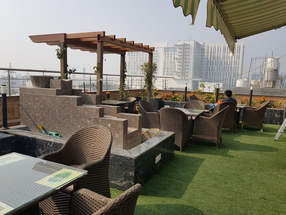 HOTEL PLATINUM PALACE NEAR MEDANTA HOSPITAL SECTOR 38