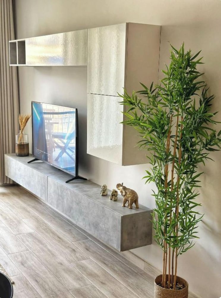 Modern 3BR Apt With Large Balcony