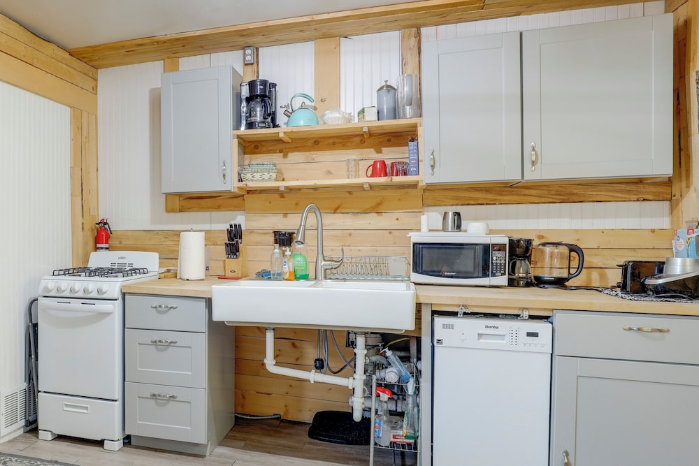 2 Mi to Dtwn: Pet-friendly Casper Apt!