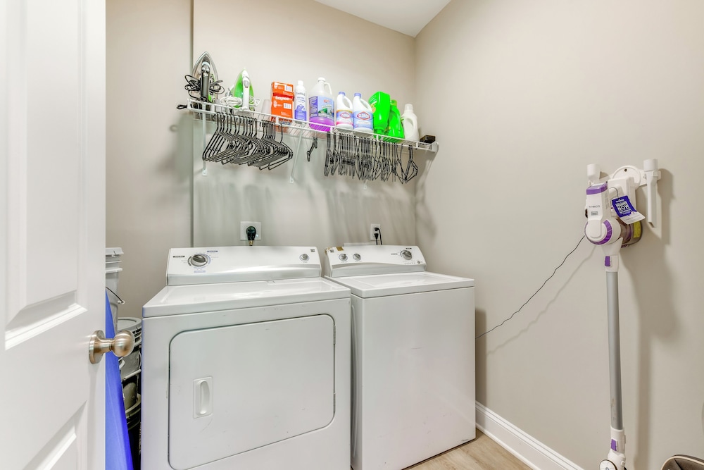 Near Shopping & Dining: Pet-friendly Dallas Apt!