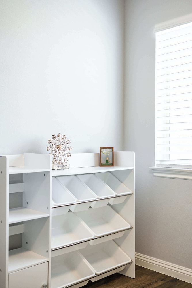 Modern Spacious Home Bright, Family Group Friendly