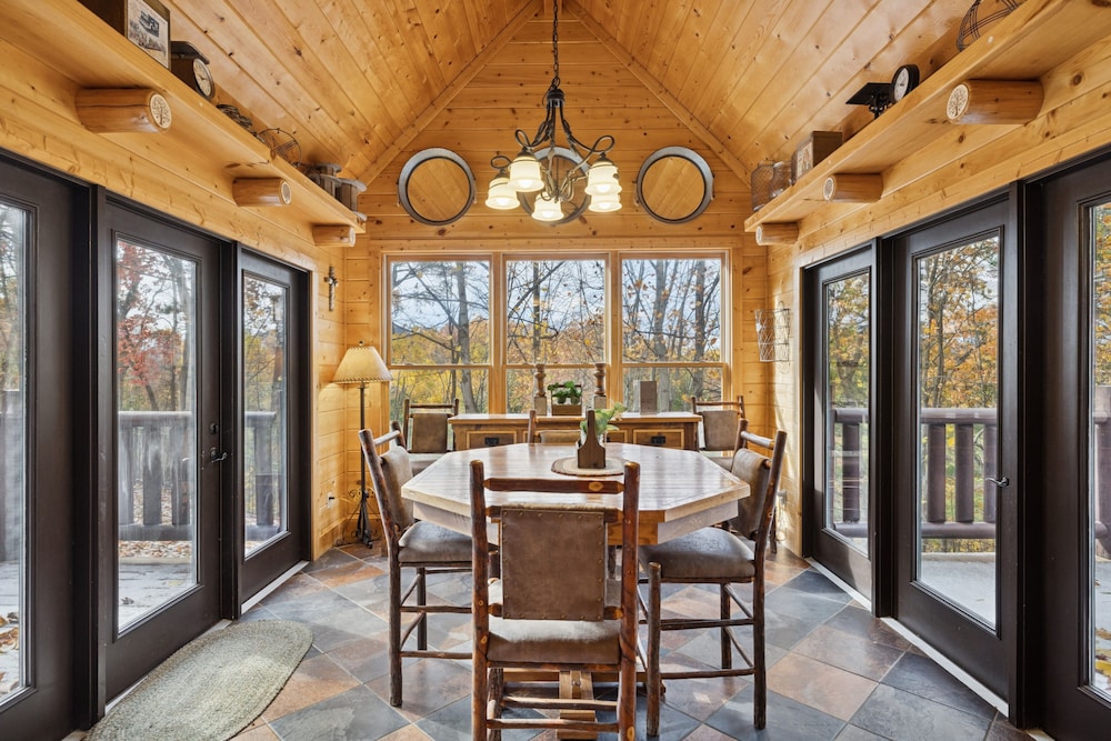 Pine Cone Cabin 4 Bedroom Cabin