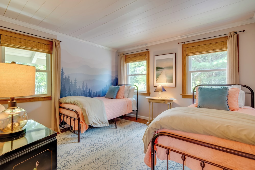 Getaway w/ Guest House - 6 Mi to Lake Glenville!