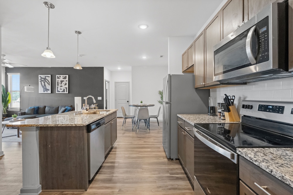 Upscale King 2BR Suite Mins to Charlotte