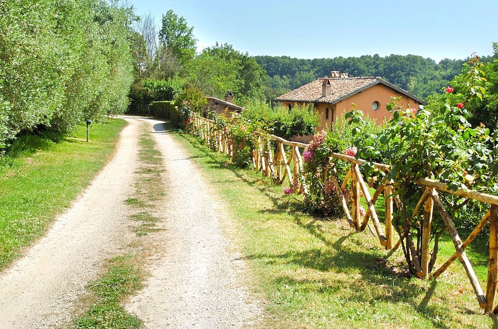 Villa Montecasciano - 8 Sleeps Private Garden