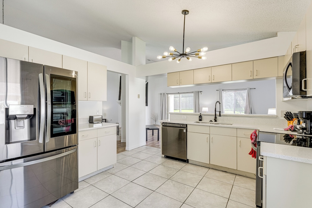 6 Mi to Disney World: Lake-view Retreat w/ Pool!