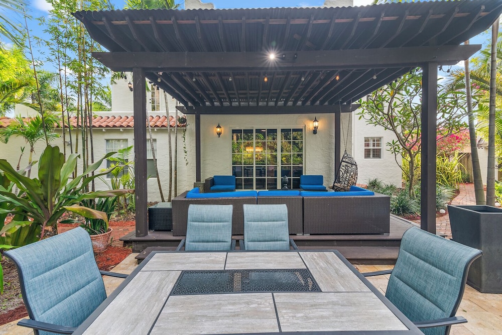 2 Mansions Pool Garden & BBQ Sleeps 22-8 BR
