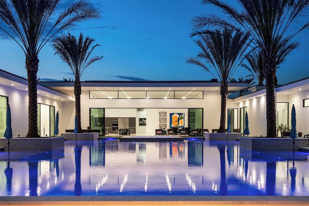 Sleeps 26 Pool, Hot Tub, Pickleball & Putting Green Bravo Villa #12 by Avantstay