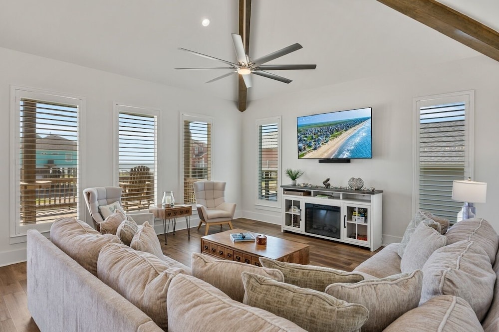 Tidewater 4 Bedroom Home by RedAwning