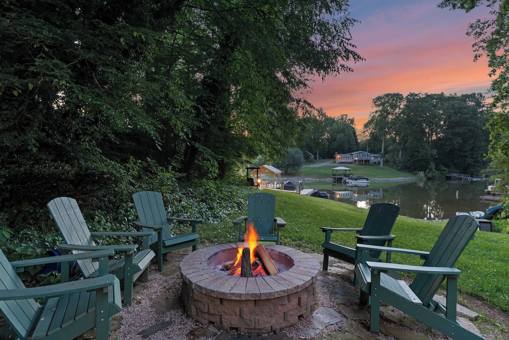 Shady Daze: Waterfront Home w/ Deck, Hot Tub & Lake Views