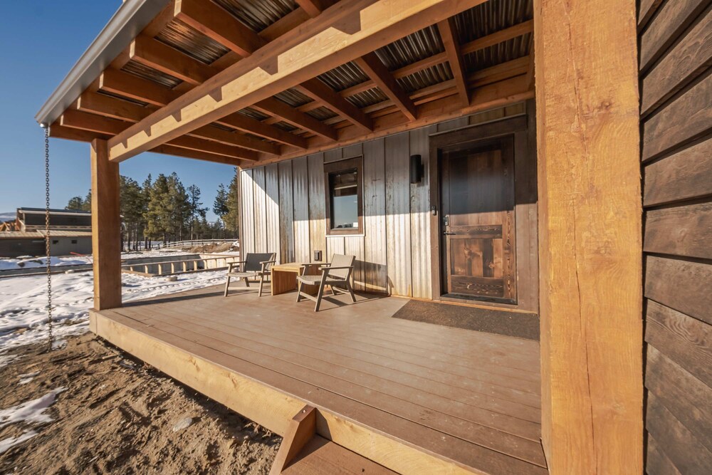 Wilderness Club Nest Modern Cabin Retreat for 9 w/ Hot Tub