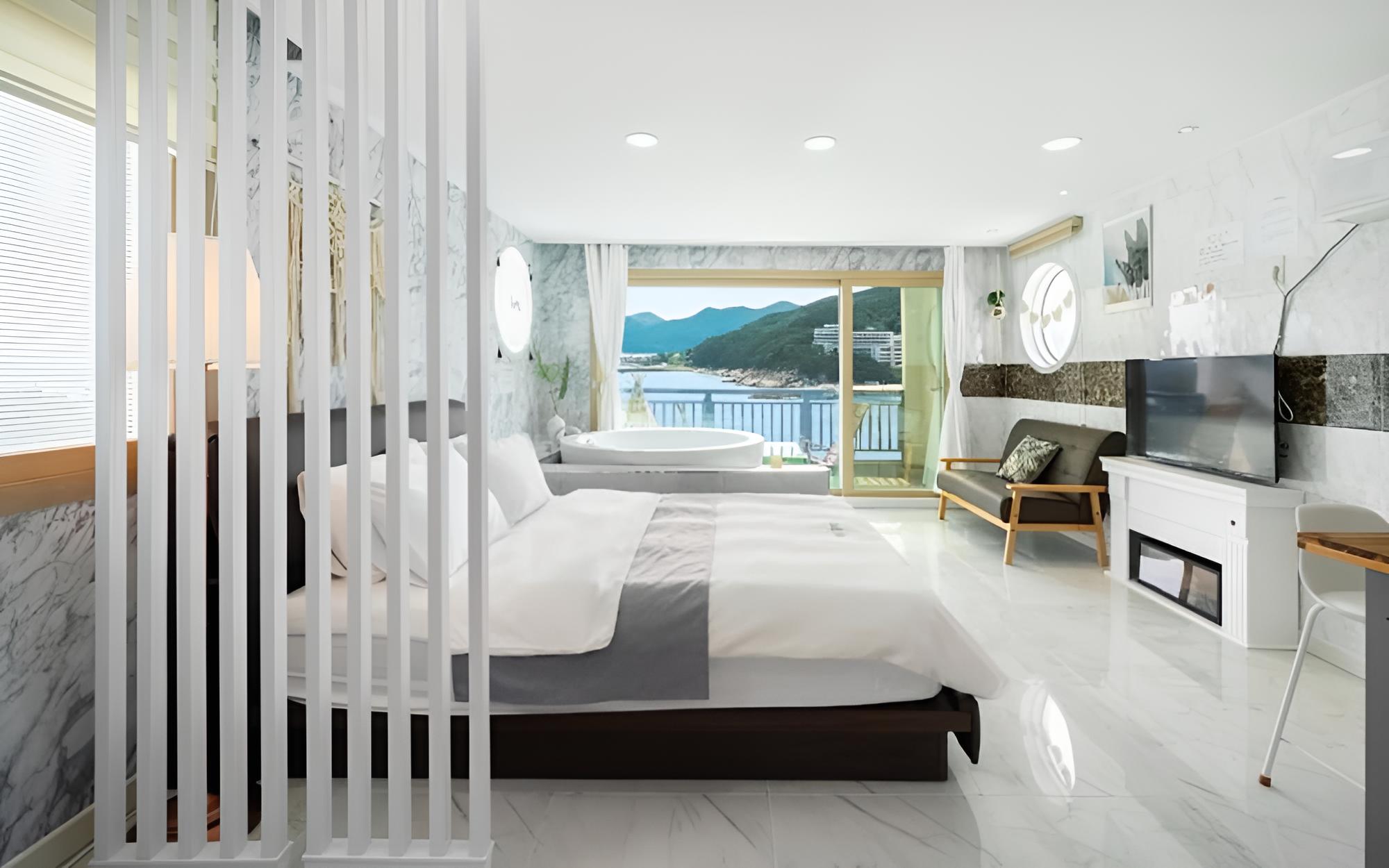 Geojedo Pension Venecia view 3