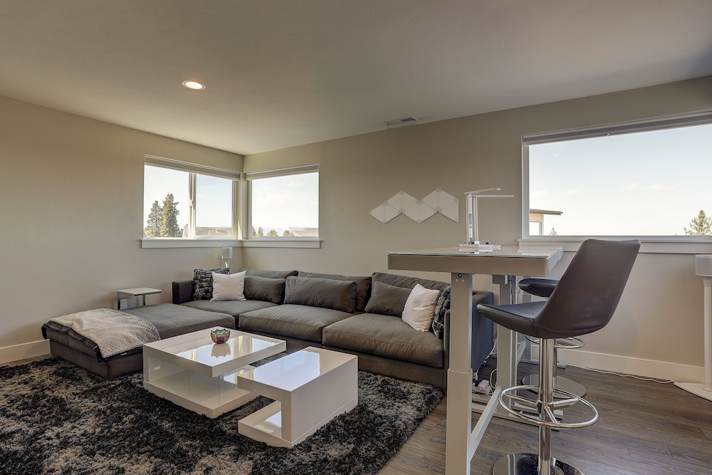 Ruby Peak *30 Day Minimum 4 Bedroom Home by RedAwning