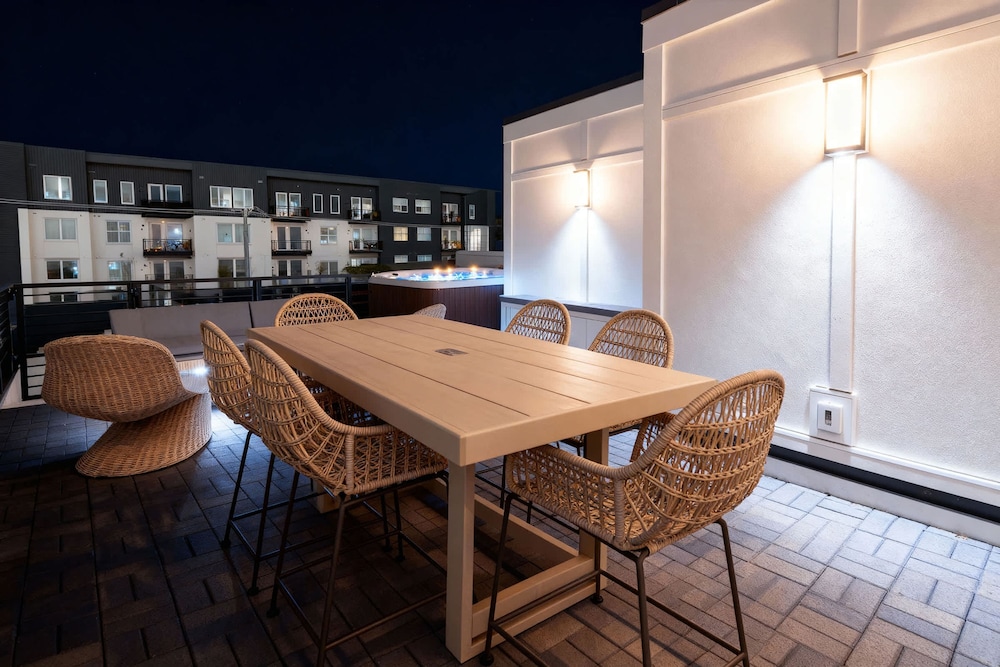 Luxe 4BR Retreat With Hot Tub Skyline Deck