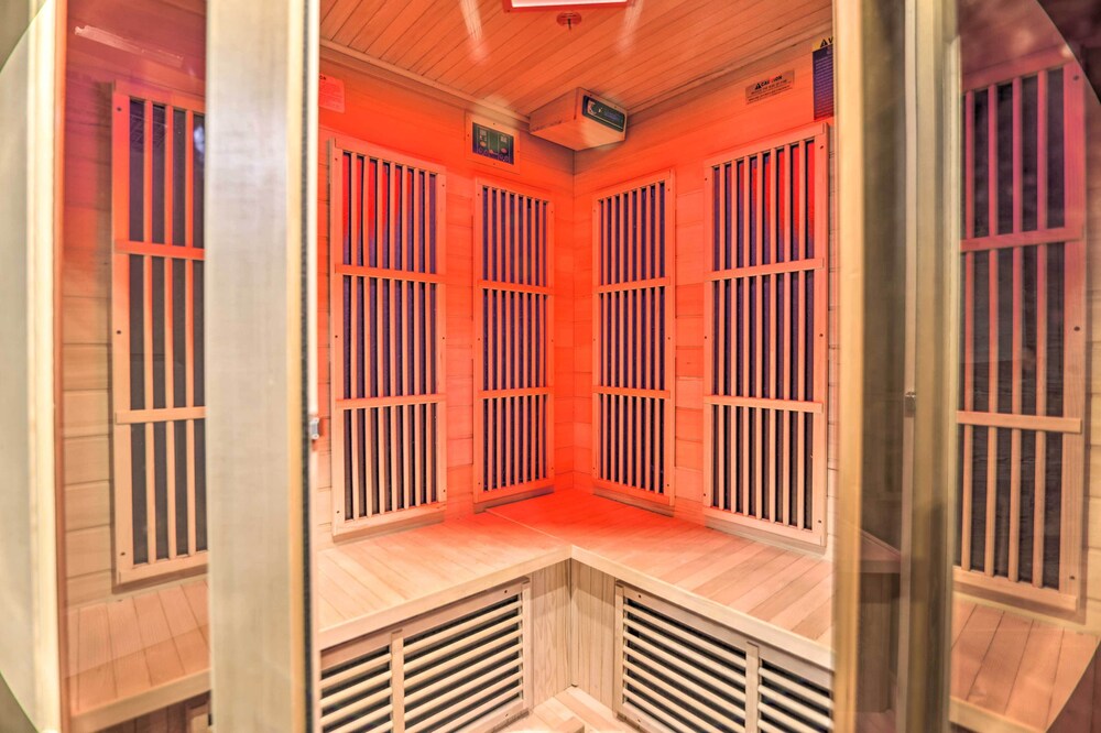 Sunroom, Fire Pit + Sauna: Lake Locust Village Gem view 4