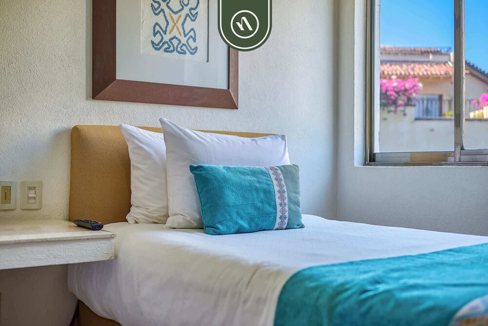 Beachfront 2 BR Condo - Beach - Pools - Tennis