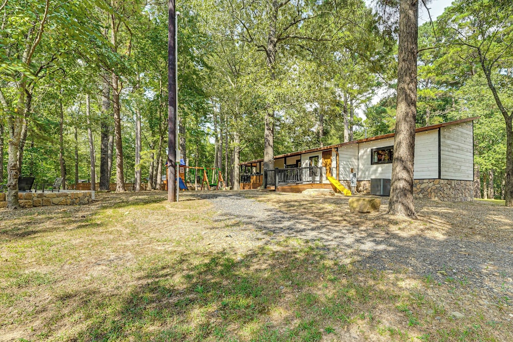 Hike, Fish & Unwind: Cabin w/ Yard in Broken Bow!