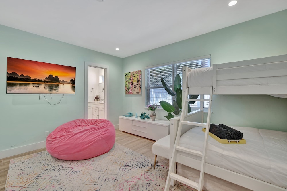 Seabreeze - 6BR Pool and Steps to Beach