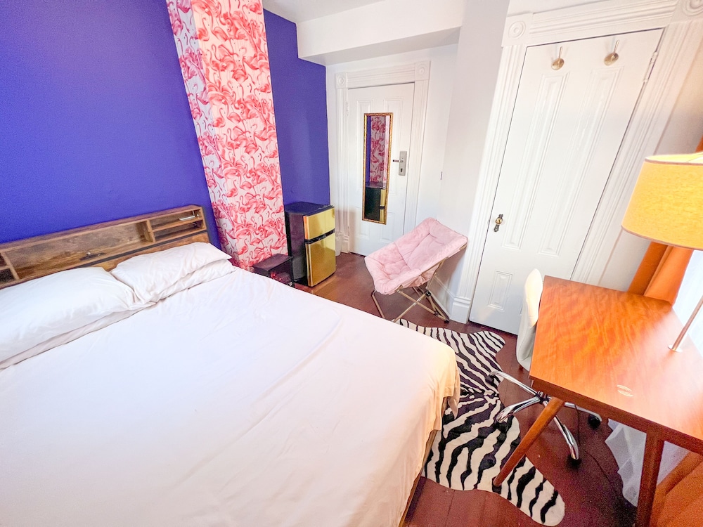 International Travelers House Hostel \- Downtown San Diego Little Italy.