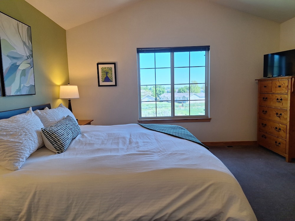 Rigden Retreat Garage, Dog Friendly, Near Trails