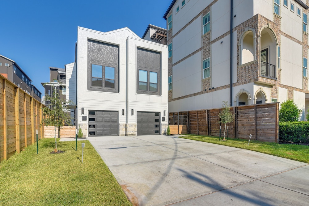 East Downtown Walkability! Modern Houston Townhome