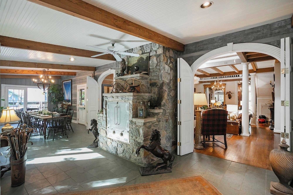 35 Acre Villa w/ Pool, Spa, Wine Cellar & Gym + Near Golf Club La Pearla Ranch by Avantstay