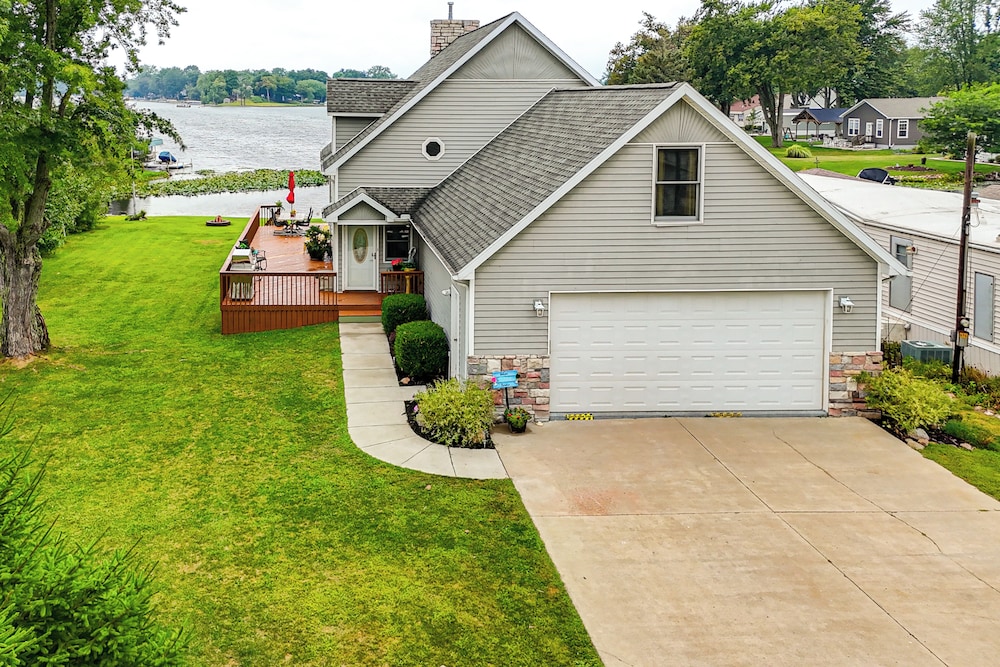 Garage Game Room, Bar: Coldwater Lake House!