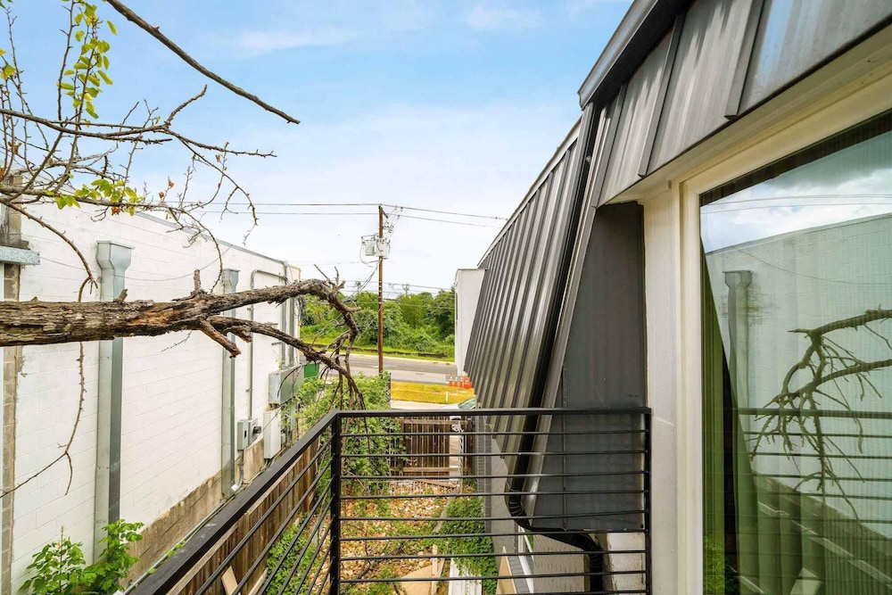 Stylish 1BR Near UT Mueller Evonify view 4