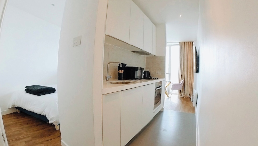 1 Bed City Studio Sleeps 3 - Wifi, Views