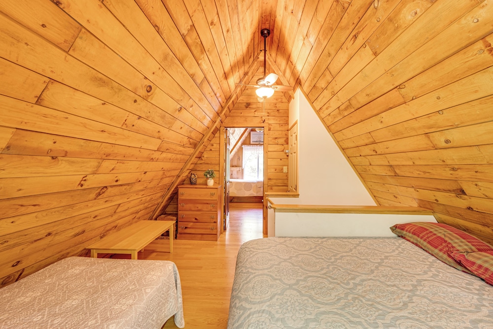 Walk to Beach & Playground: Charming Madison Cabin