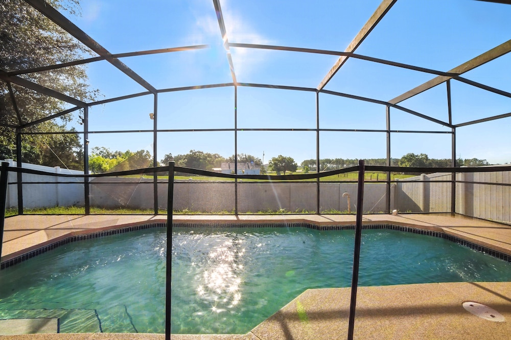 Family Retreat With Private Pool Near Disney! 3 Bedroom Residence